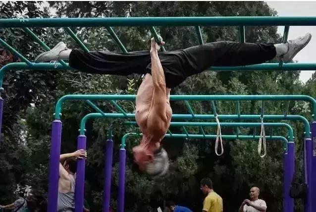 抖音老人徒手健身,抖音健身三大项入门标准