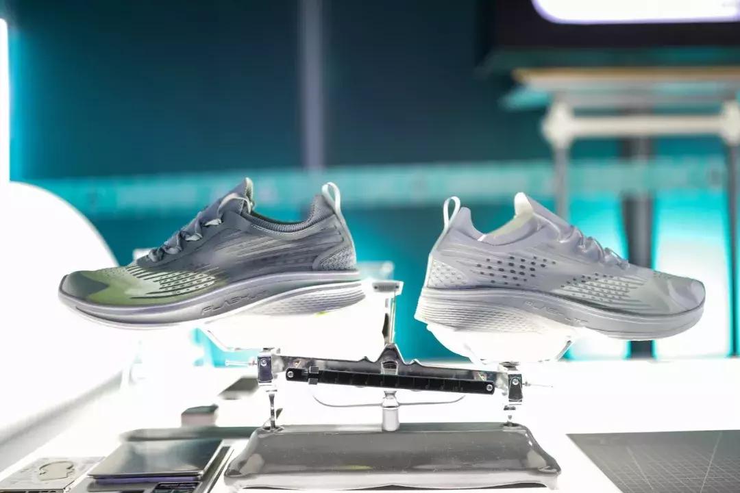 可口可乐联名跑步鞋怎么样,安踏可口可乐联名c37白熊款