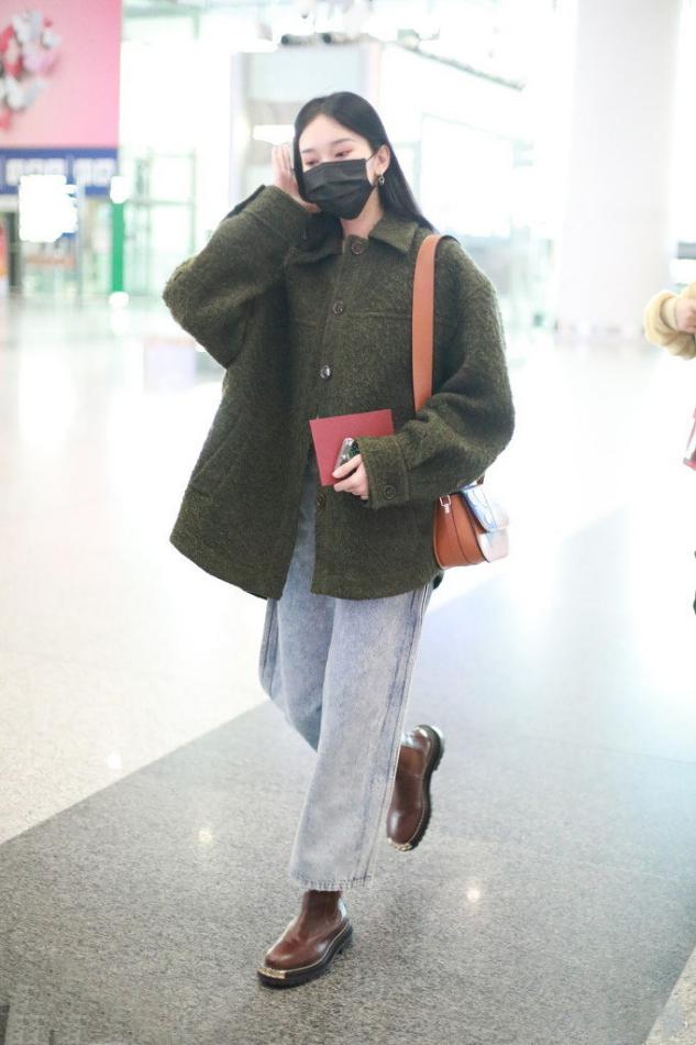 肉肉女孩竖条纹裤子显瘦,下半身有肉的女人穿搭