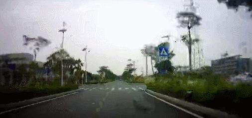 珠海横穿马路被撞飞后续,珠海一男子骑摩托车逆行身亡