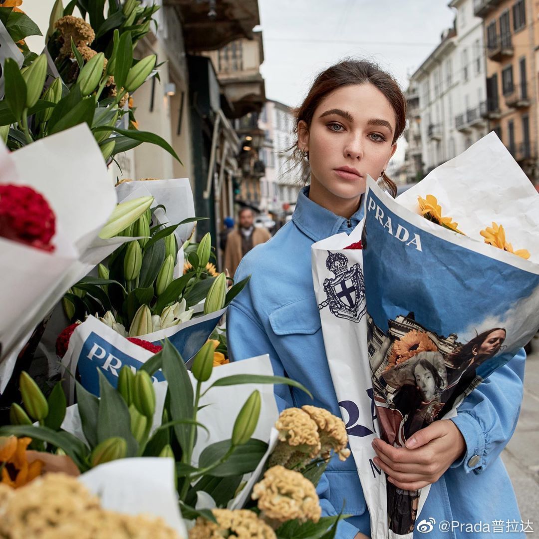 女王节，Prada鲜花让时尚破格融入日常