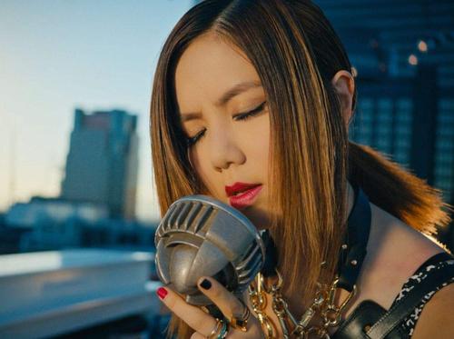 杨千嬅被粉丝感动,杨千嬅声生不息高山低谷现场