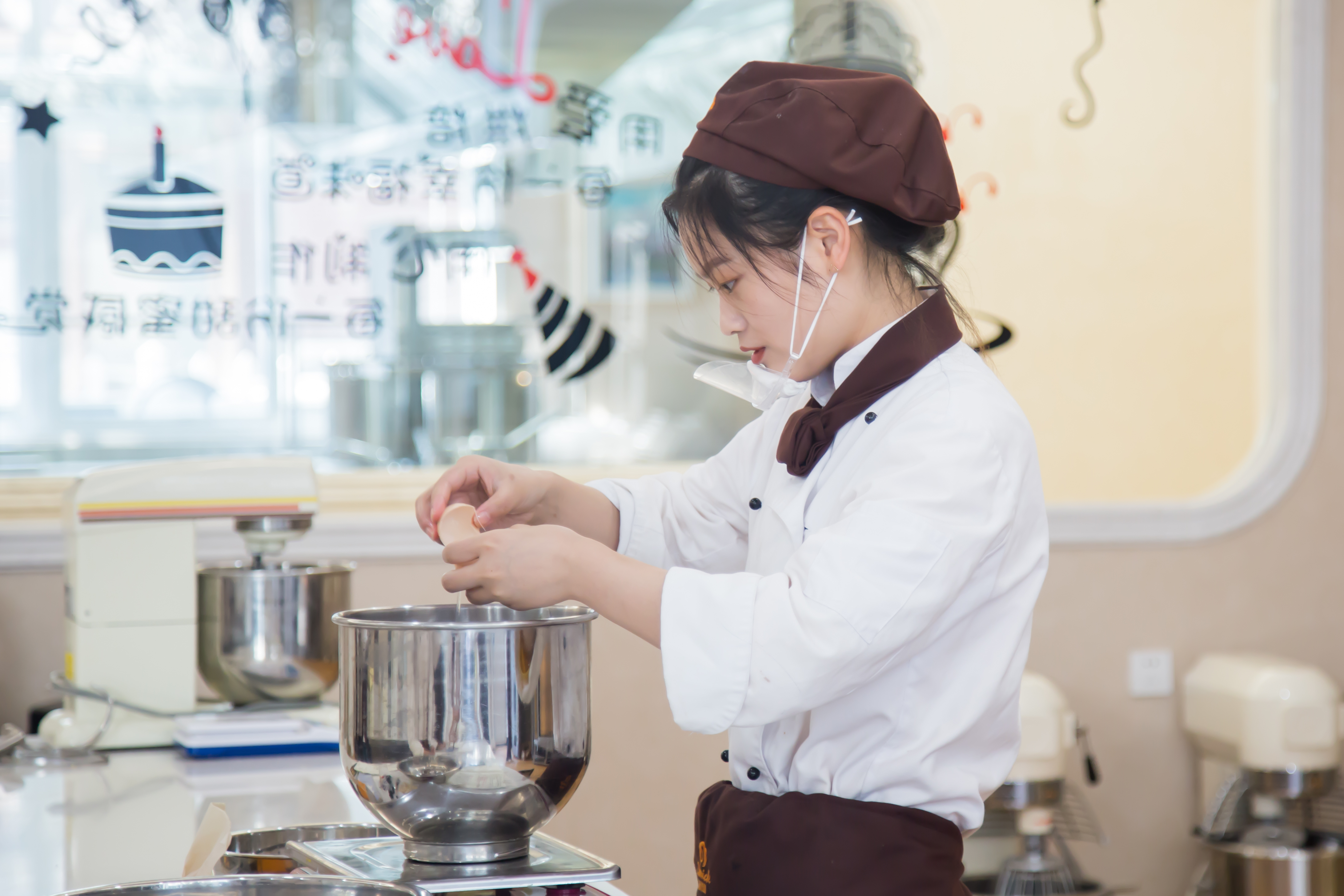 蛋糕西点培训学费价目表,蛋糕培训学校的学费多少钱一个月