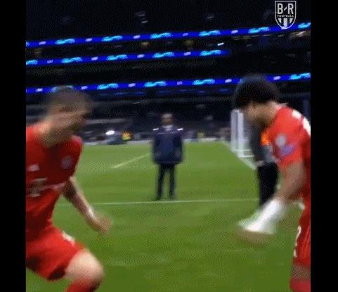 狂虐热刺功臣却被队友“铲飞”，纪念用球被踢到观众席，啥情况？