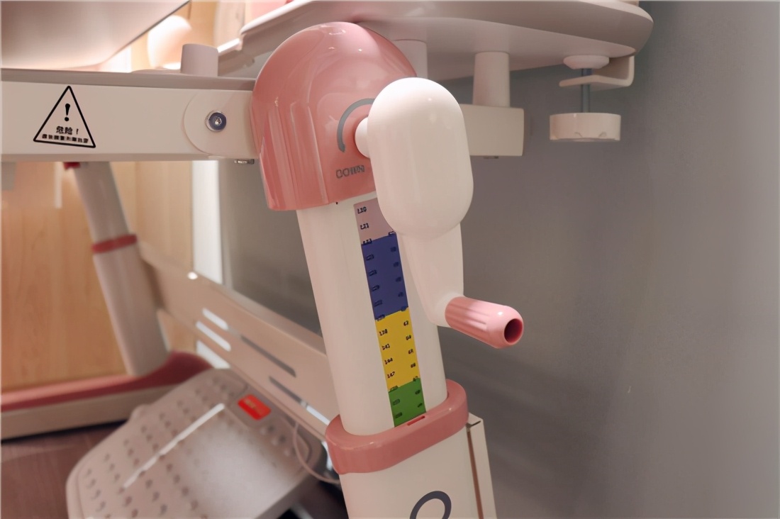 奋进星功能学习桌椅：为孩子的身体健康保驾护航