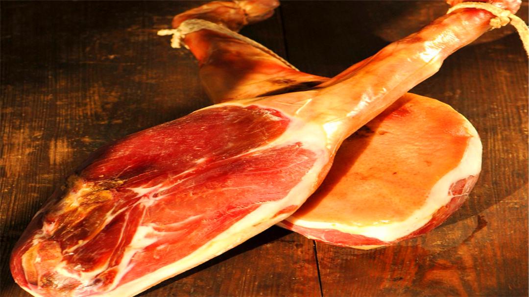 小哥试吃世界上最贵的火腿，一口下去就好几百，这价格堪比房价