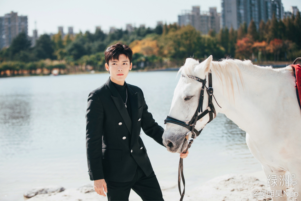 侯明昊人不彪悍枉少年发型,侯明昊人不彪悍枉少年口哨