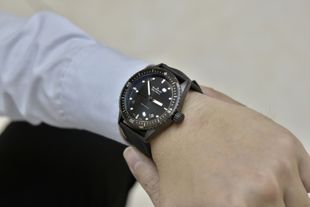 把一台超跑戴在手上,把车捧在手里