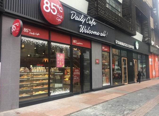 85℃在台湾和马来西亚用了什么方法打败了咖啡巨头星巴克？