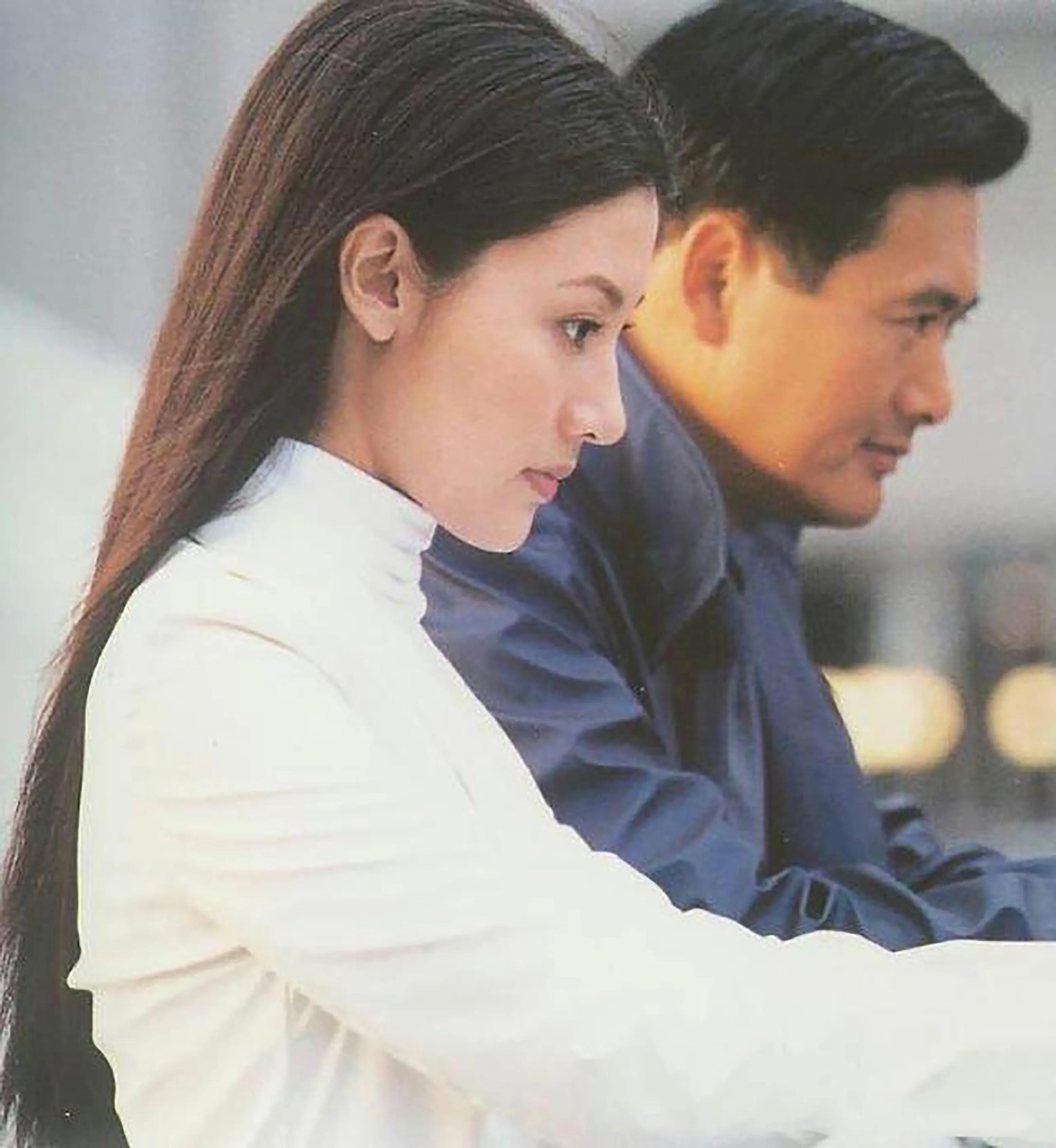 无法重拍的瞬间,梅艳芳周润发张国荣同台颁奖