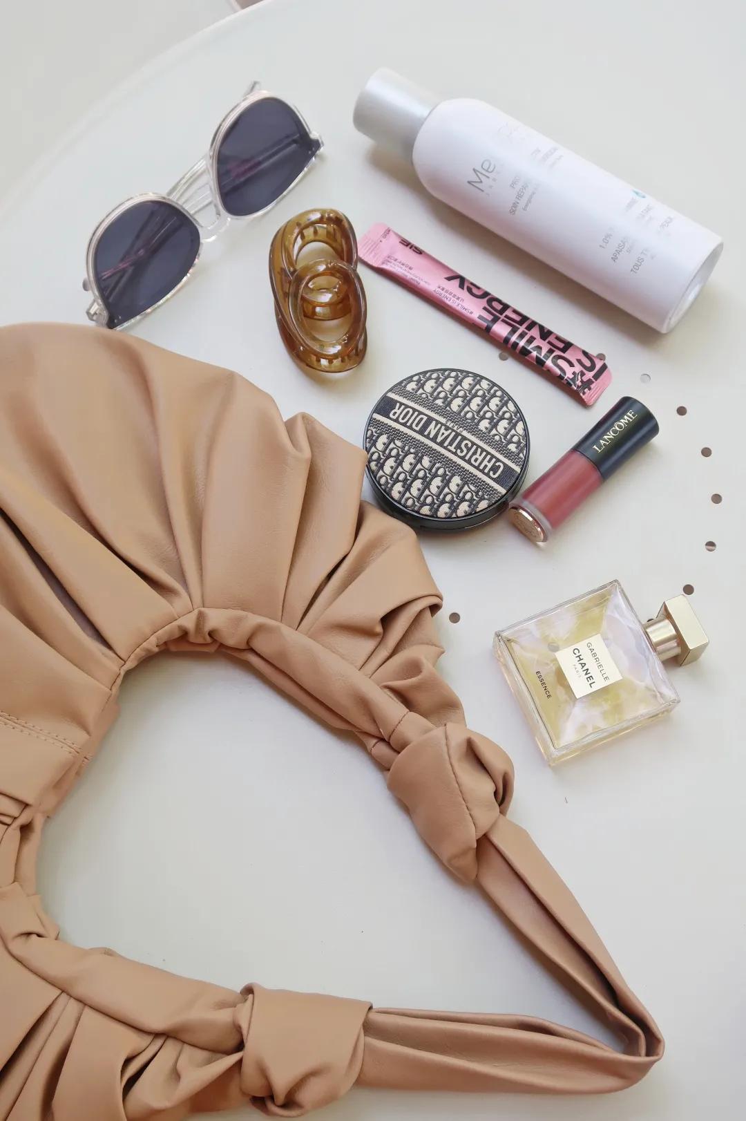 买了一大堆便宜包包,买了一个包回来发现包里有钱