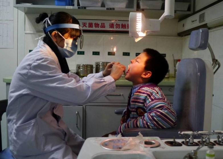 宝宝误吞弹珠有6天了还没拉出来,女童弹珠卡喉妈妈海姆立克急救法