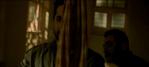 装瞎误闯凶案现场，憋尿看完怒打五星