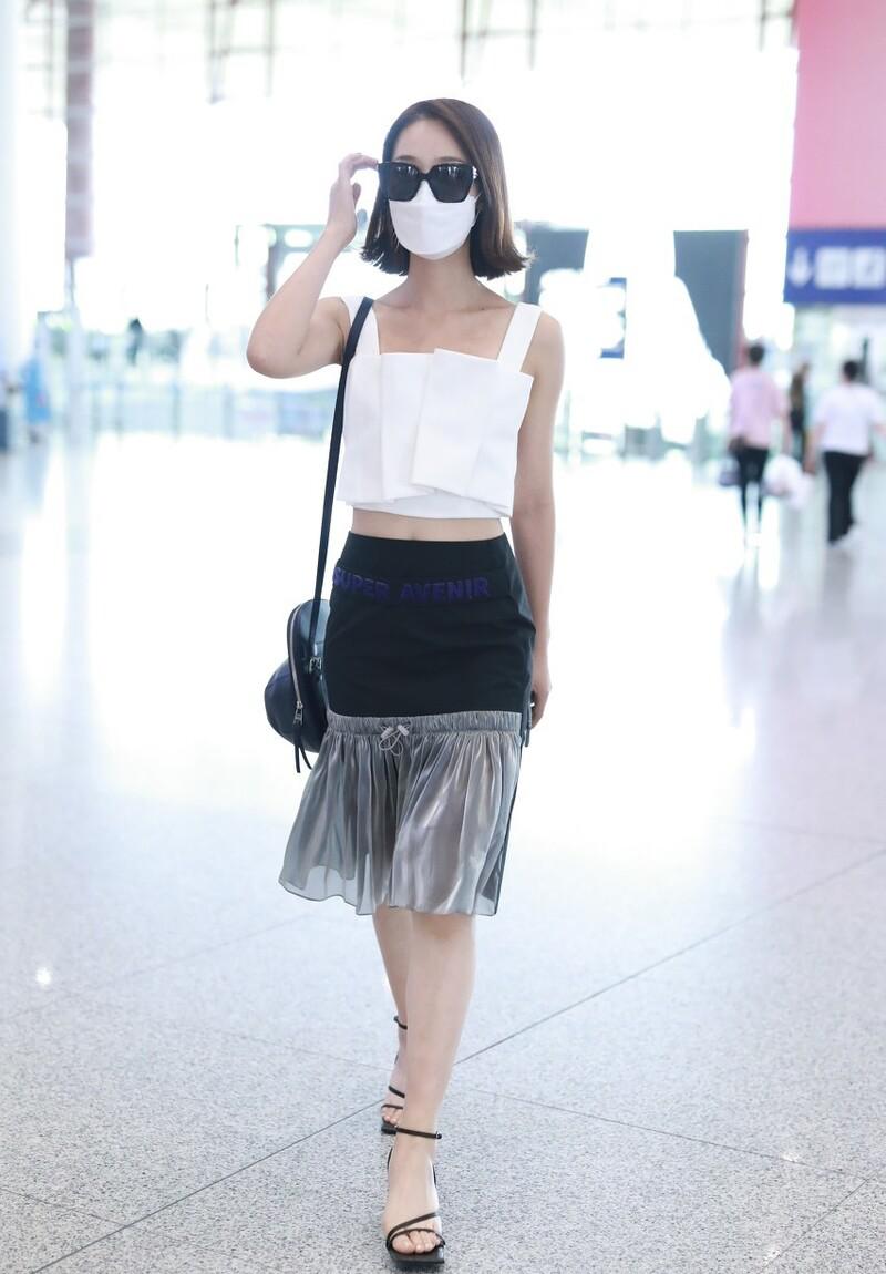 白月光风衣百褶裙,百褶裙减龄