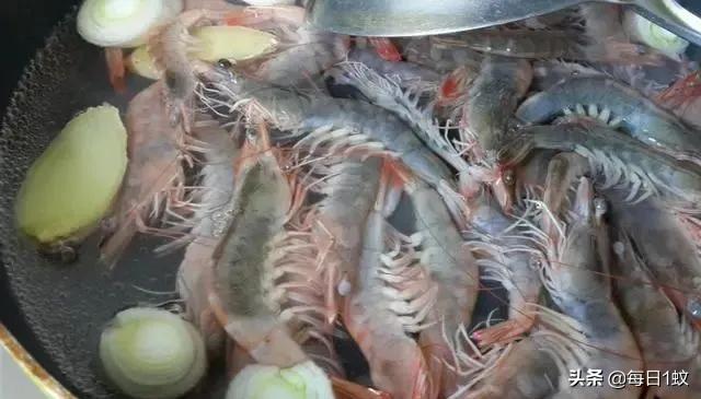 煮虾的正确方法是冷水下锅,煮虾是用热水煮还是用冷水煮