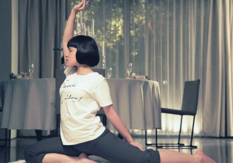 卖假包骗闺蜜！被虚荣心毁掉的女星丁小芹，从康熙女神沦为罪犯