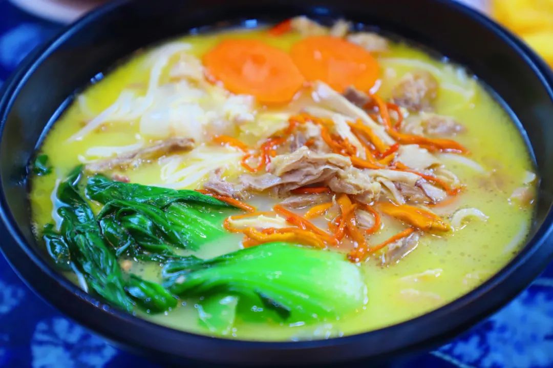 过桥米线汤底的简易做法,过桥米线汤底是什么做的