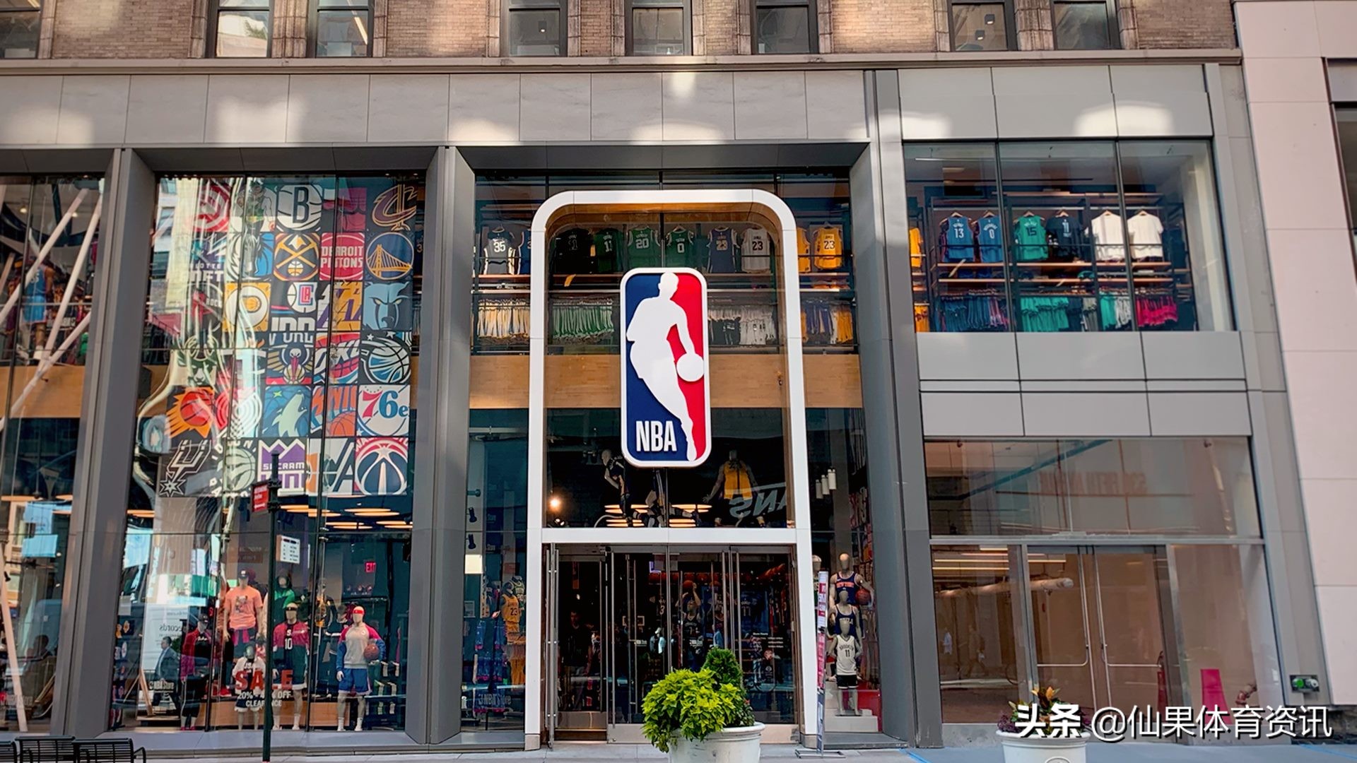NBA联盟没钱了？纽约第五大道旗舰店拖欠房租被起诉
