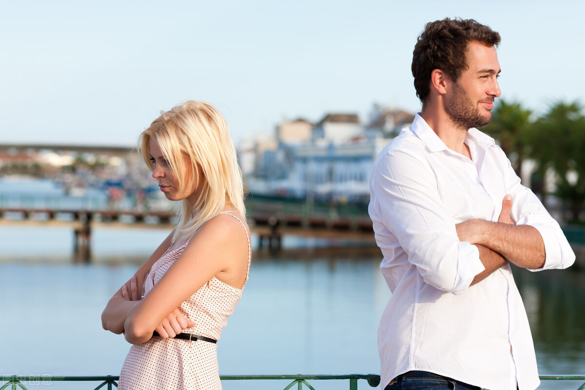 老婆偷见前任老公发现发飙,老婆偷看异性怎么办