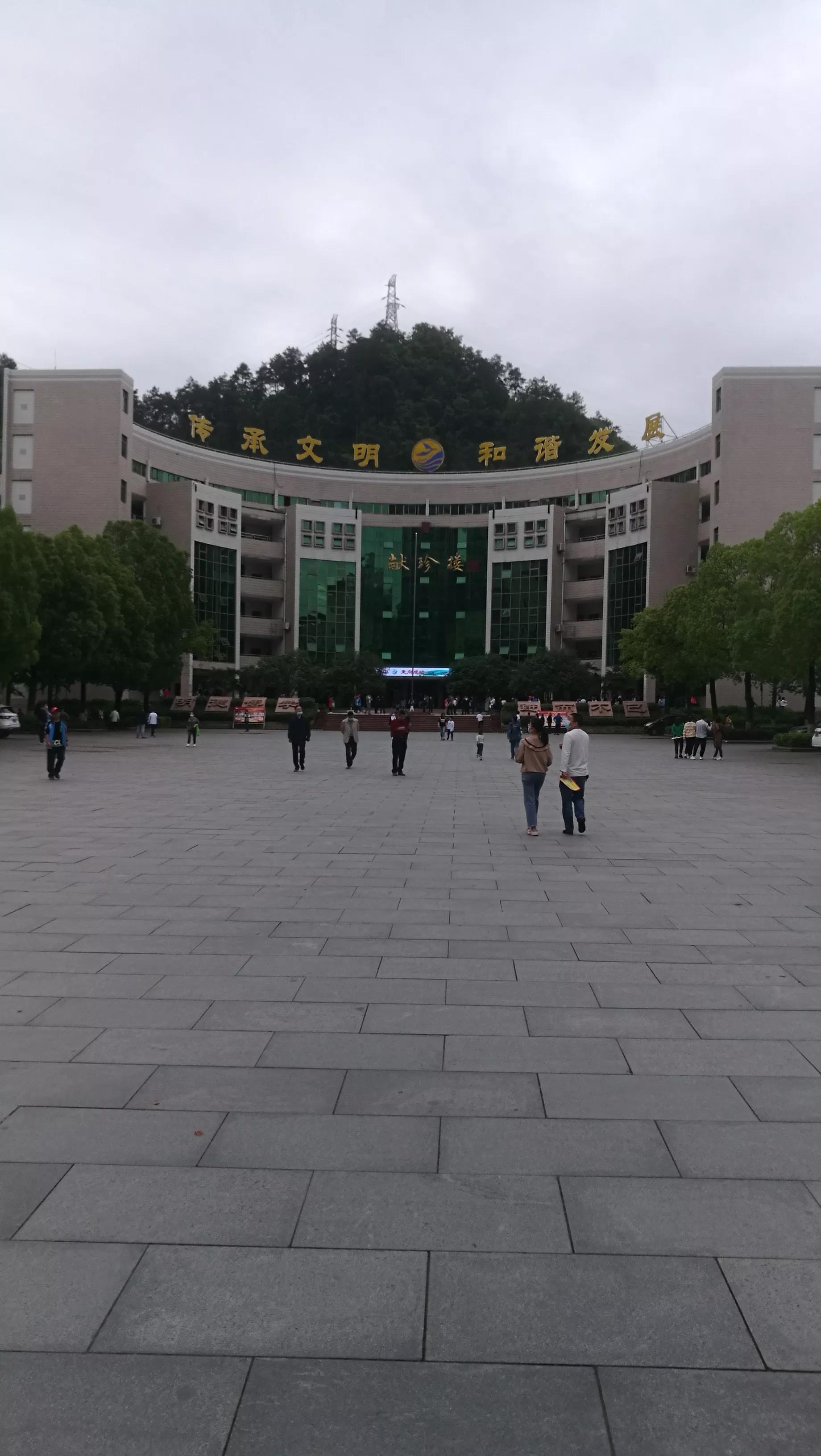 贺州最好三所高中,扬州最差三所高中