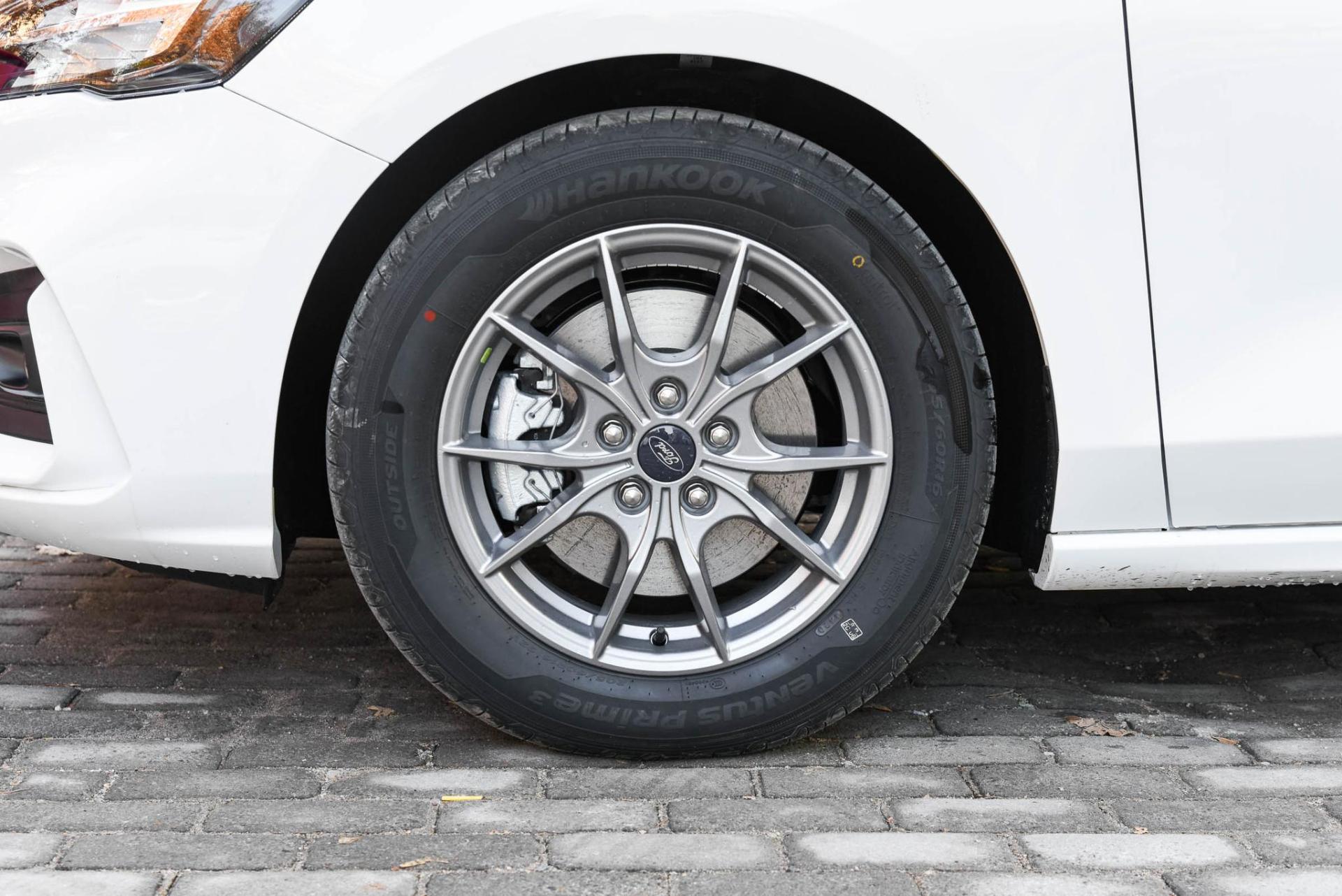 09福克斯1.8t两厢和三厢的区别,福克斯三厢买哪个版本性价比高