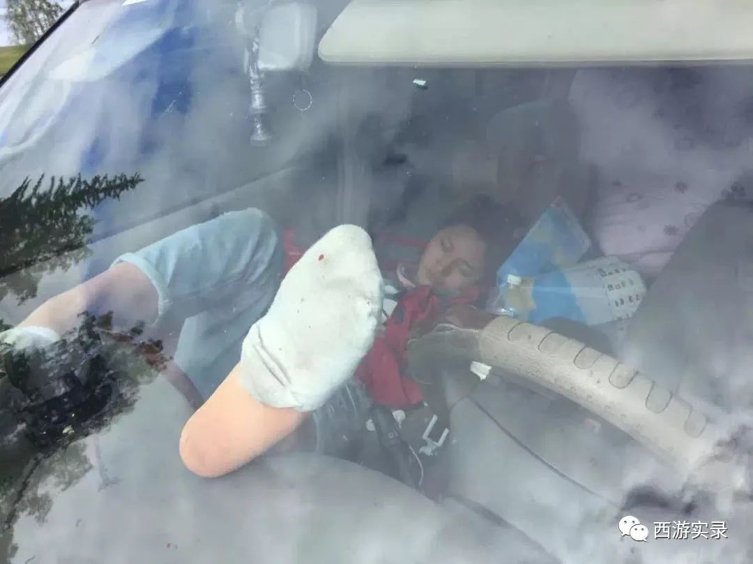 她让俄罗斯人搭车,还管饭,发现车上电脑不见,上海开车进俄罗斯