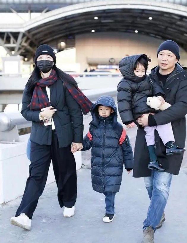 姚晨跟儿子在机场，小土豆呆萌的表情变潮男，这小嘴巴跟妈太像了