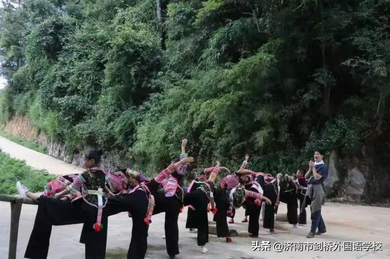 卖猪肉小女孩跳芭蕾舞,9岁女孩一边卖猪肉一边跳芭蕾