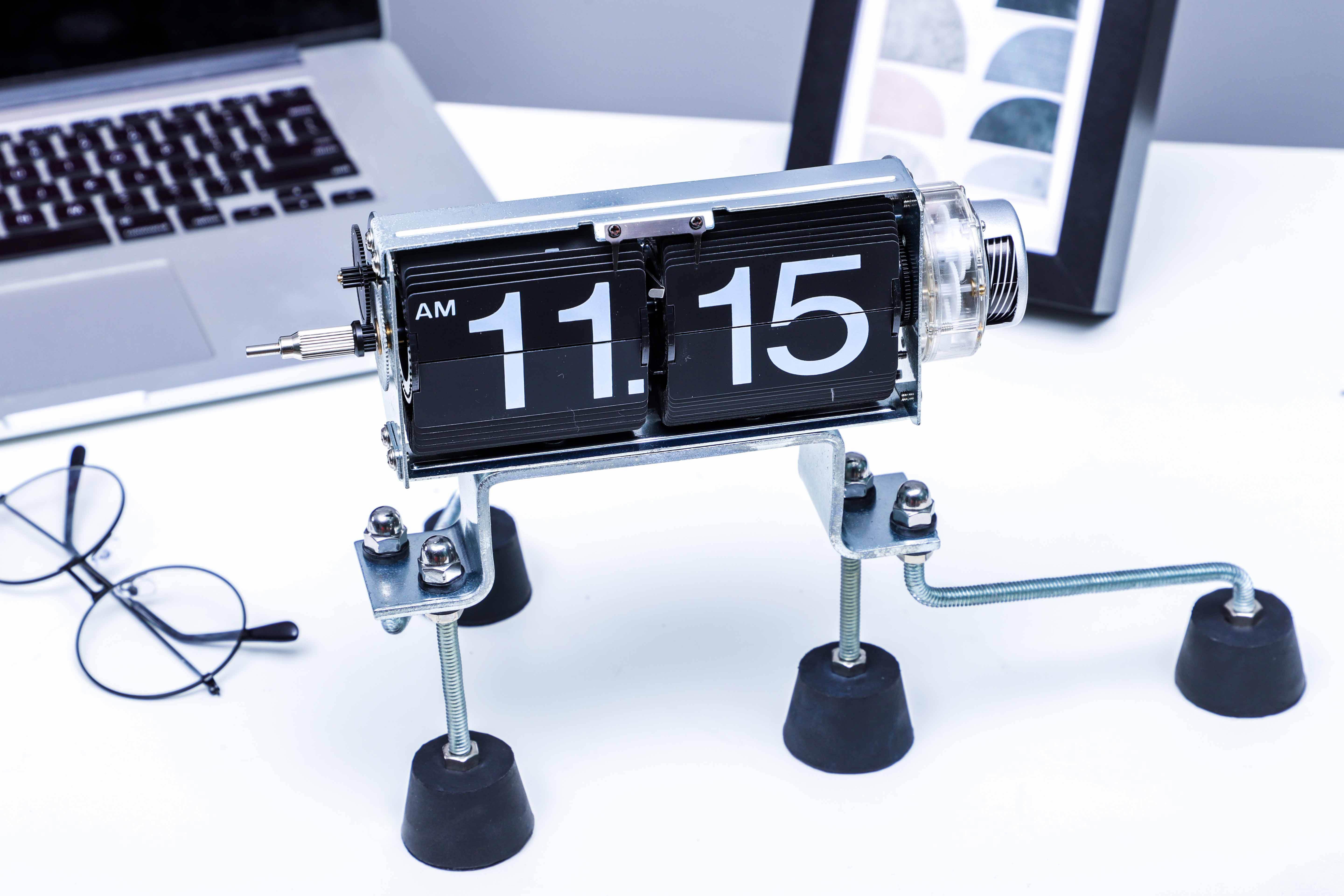 逆天了！没有指针屏幕，这块时钟居然靠翻页来计时