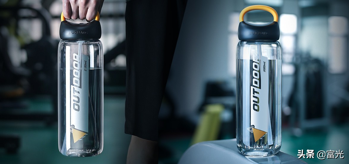 怎么看塑料杯能不能装热水,塑料杯里可以倒热水吗