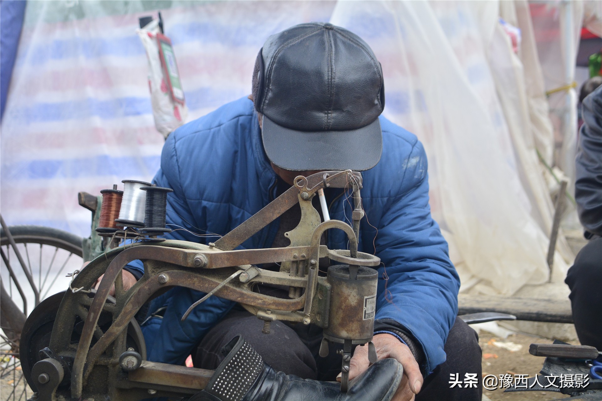 农村包工头捡到一把锋利小刀,转行修皮鞋,30年熬走6位老师傅