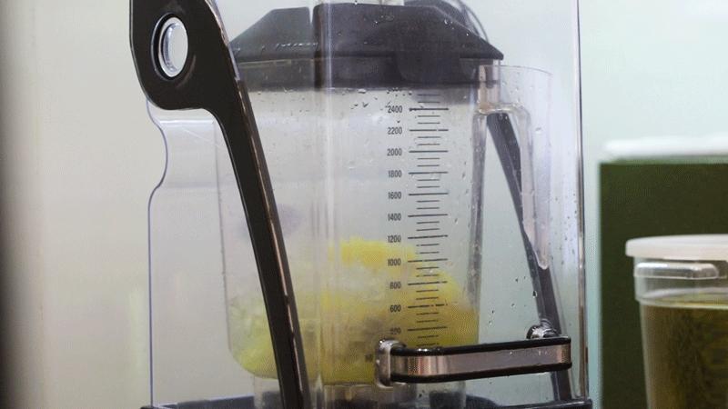 买一送一！大肚子水果茶来了，足足1000cc，单靠吸管都吸不动