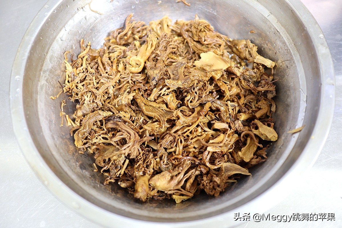 全家老少都爱的酱肉包子,酱香浓郁又暄软,左右手各2个吃撑了