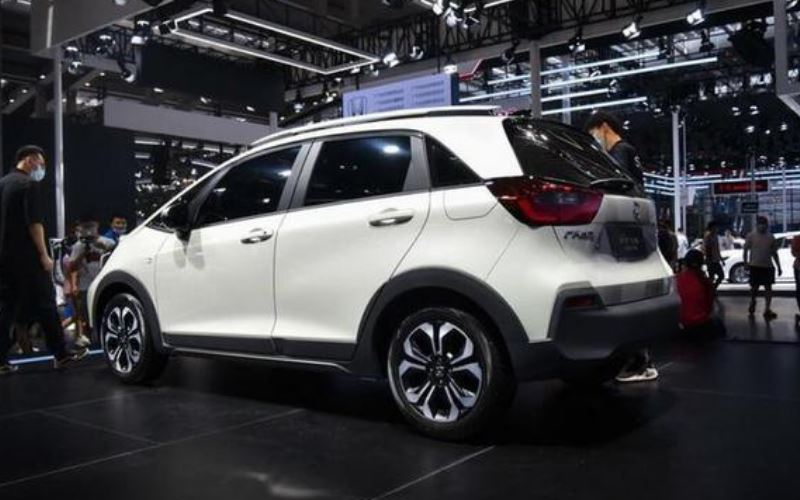 本田飞度成都车展上市,配置车顶行李架+黑轮眉,竞争丰田威驰