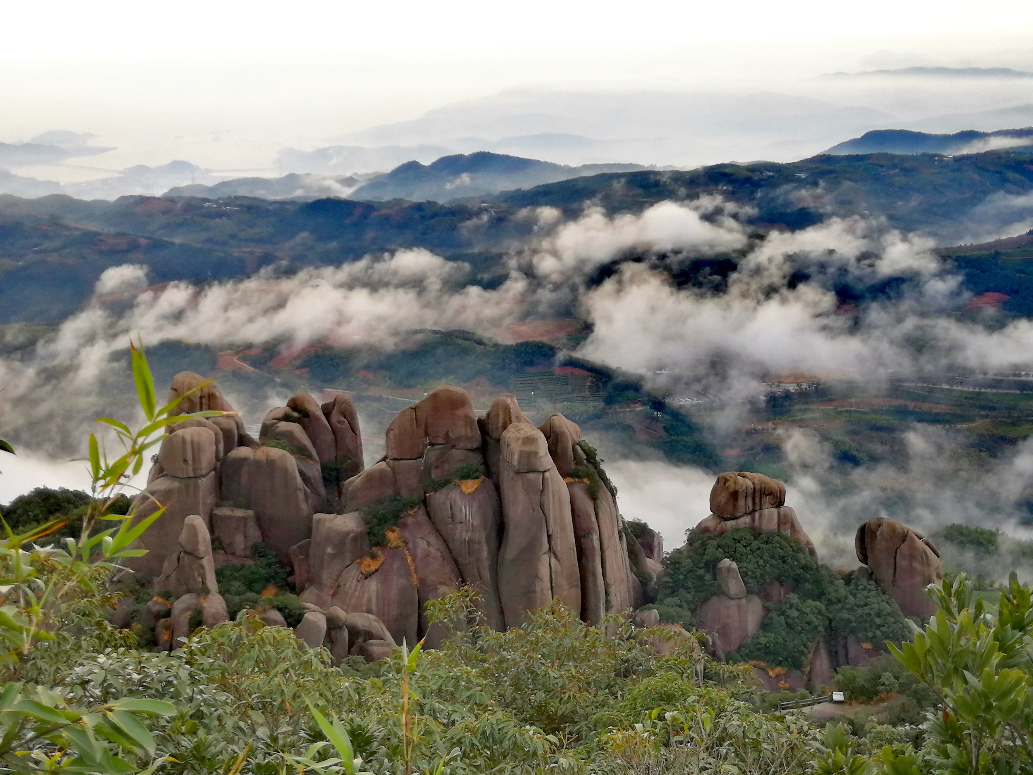 太姥山山顶日出,雨中的太姥山云雾缭绕