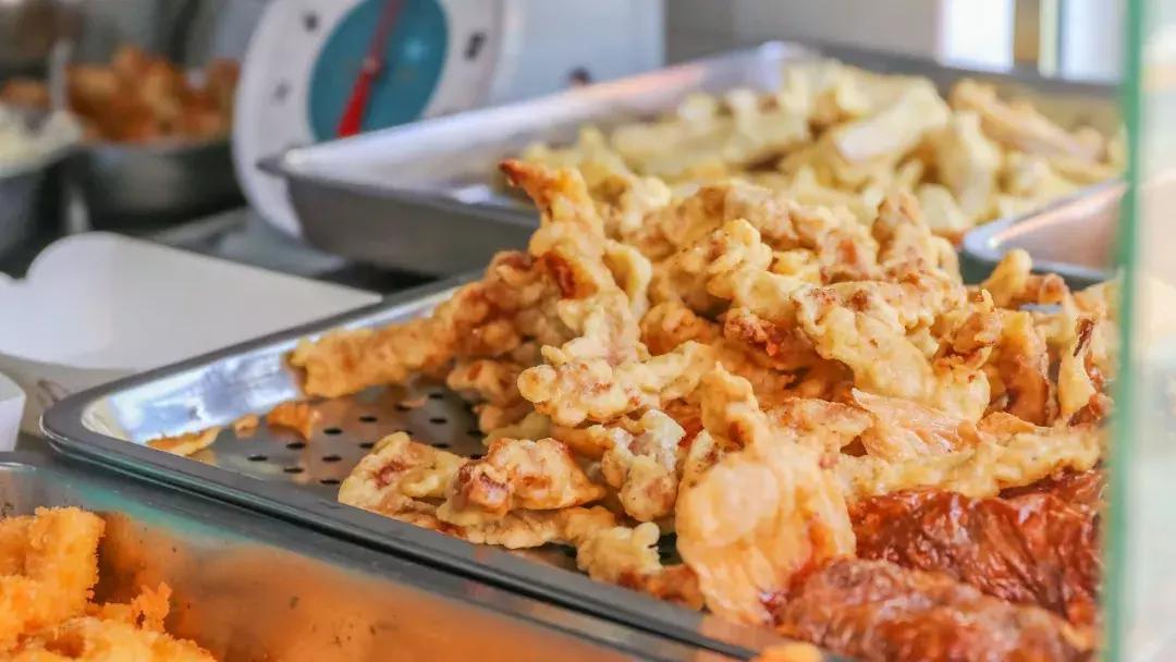 藏在厦门老社区的夫妻炸料摊，20元吃遍鲨鱼鸡腿醋肉菜丸