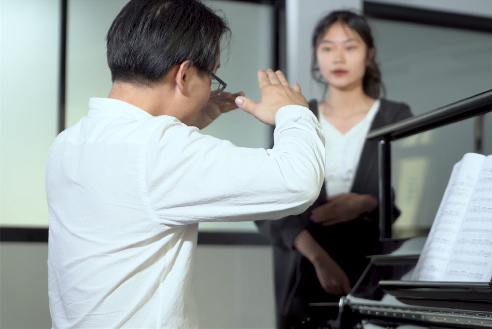 声乐老师不会粤语应该怎么教,声乐老师不会示范能教人吗