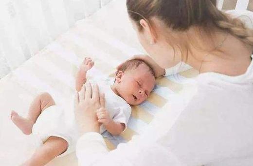 宝宝该换纸尿裤的时候宝宝的表现,宝宝出现哪些信号说明要翻身了