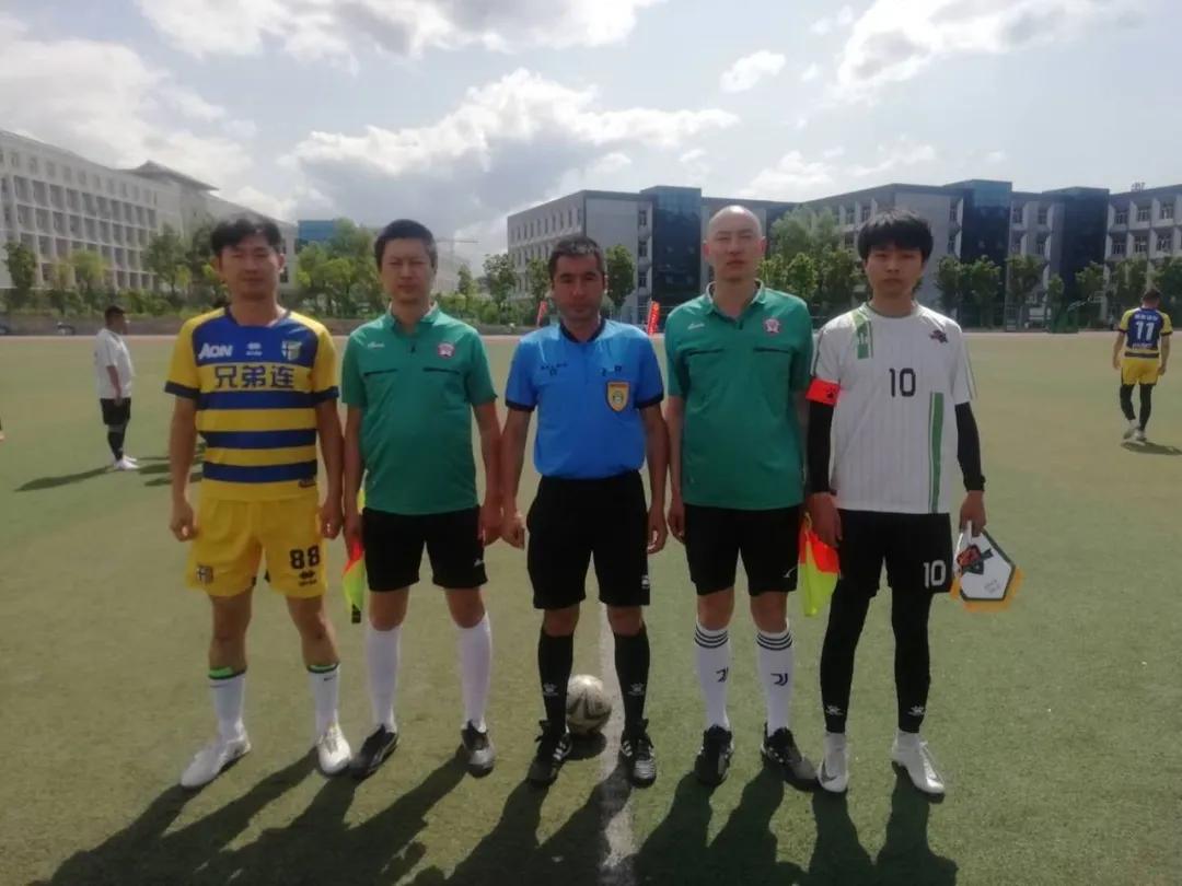 特写｜扎心了，这位绿茵法官“工作执勤”“云上充电”两不误