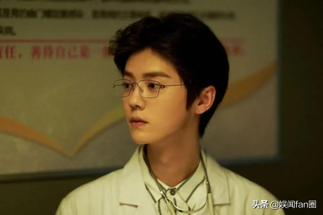 鹿晗关晓彤怎么认识的,热巴鹿晗什么时候认识