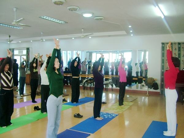 冉莹颖穿10小时高跟鞋，脱鞋后“触目惊心”，女人为了美真是拼了