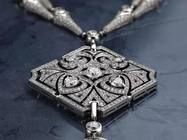 对付女人,没有一件珠宝解决不了的!