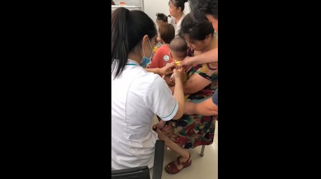 婴儿打针哭闹撕心裂肺连续三针,宝宝打针又哭又闹
