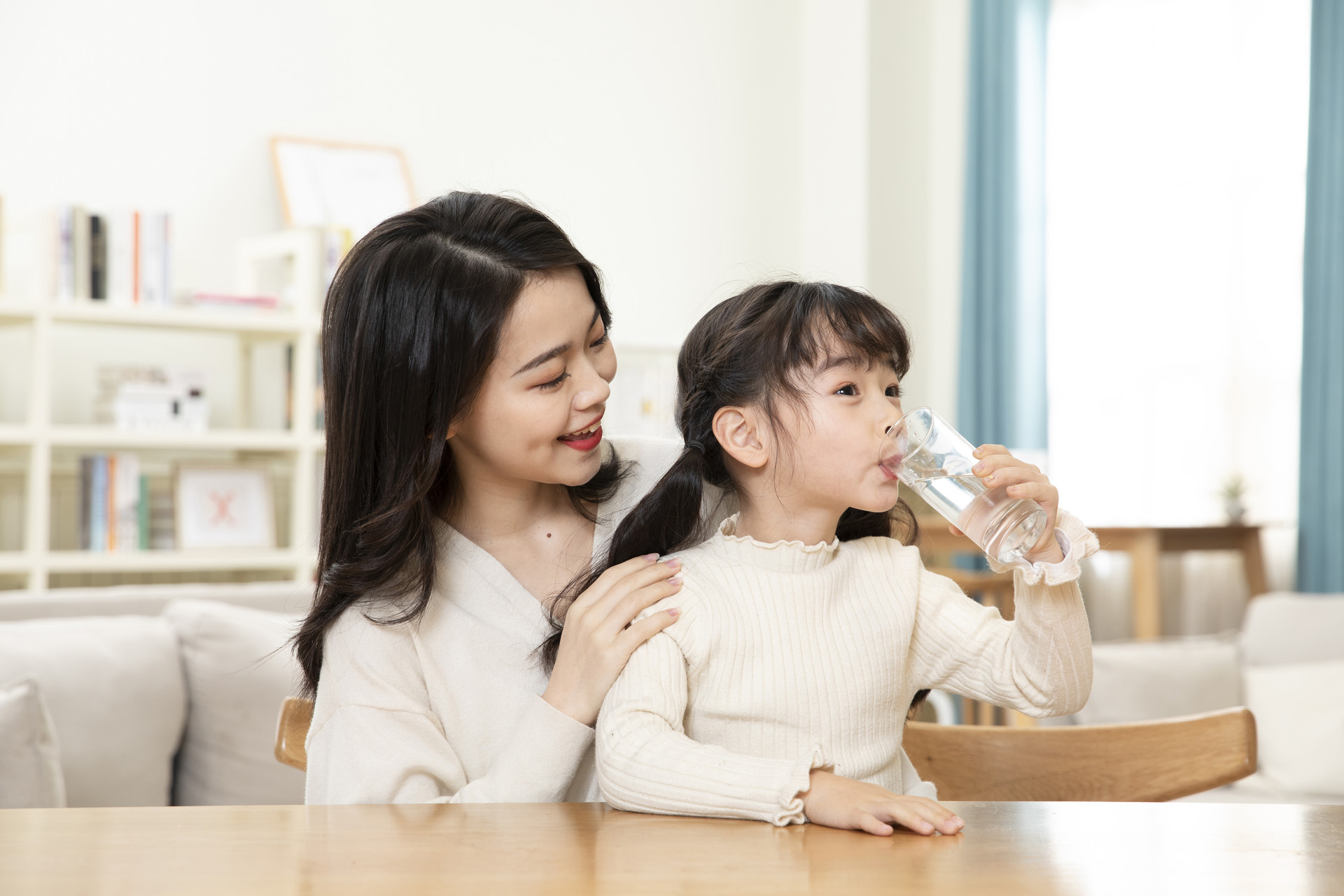 牛奶当水喝有什么坏处视频,小孩把牛奶当水喝有没有问题