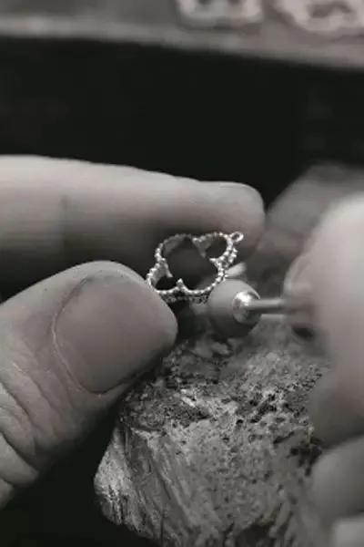 梵克雅宝四叶草戒指价格和图片,梵克雅宝四叶草项链为啥那么贵