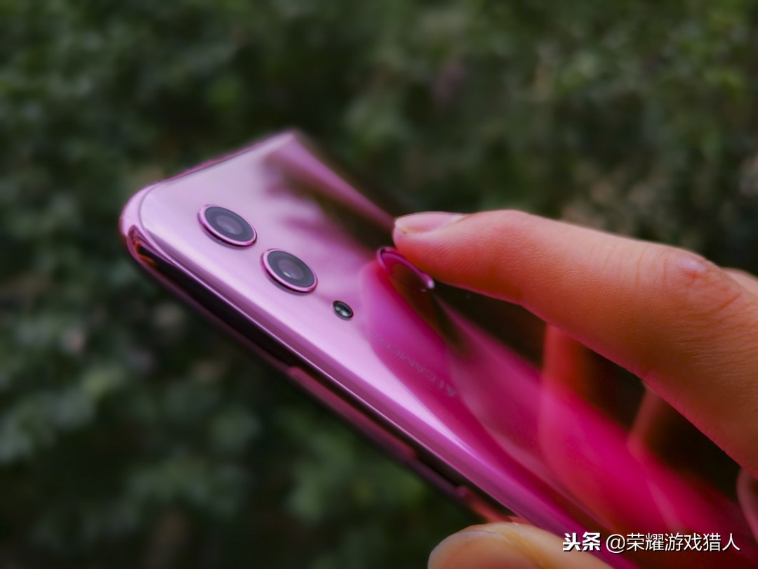 荣耀10青春版正式揭开神秘面纱,荣耀10青春版手机顶上两个孔功能