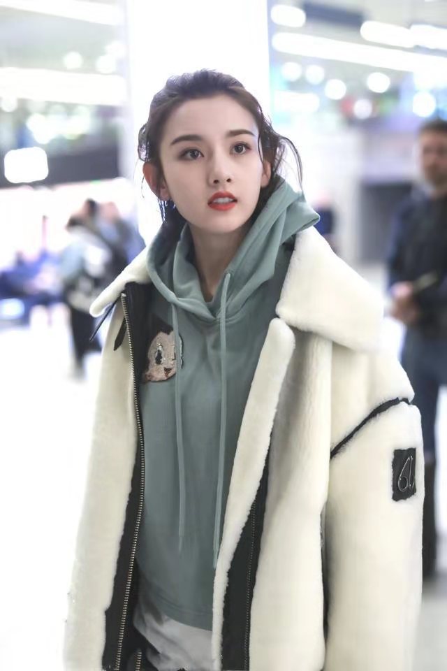 宋祖儿阿童木卫衣品牌,宋祖儿穿羊羔绒外套搭配图片