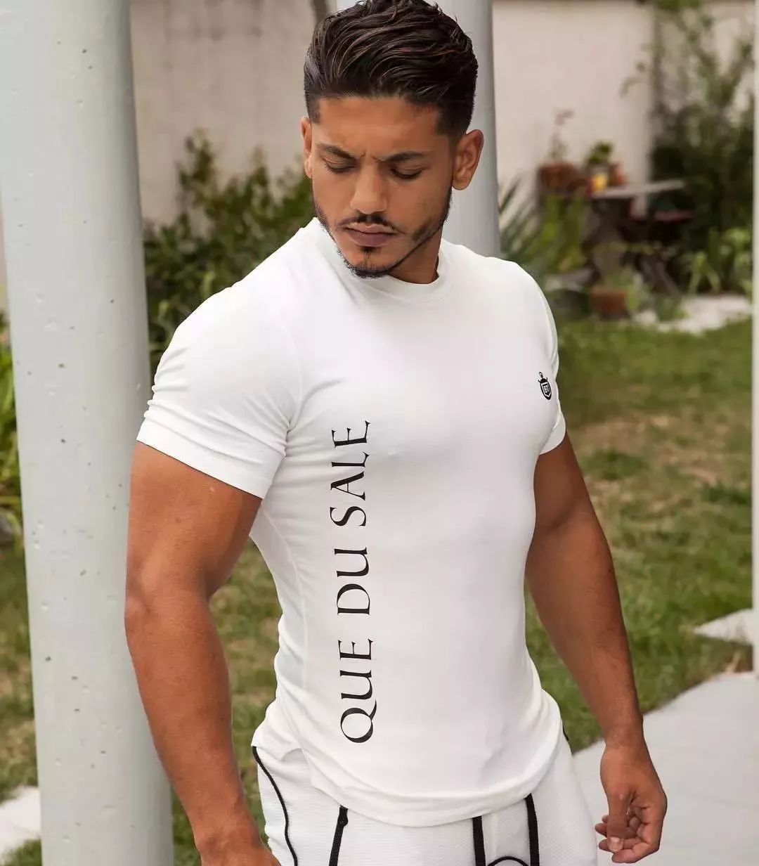 用一对哑铃提高整体的代谢能力,加速身体消耗热量实现差距