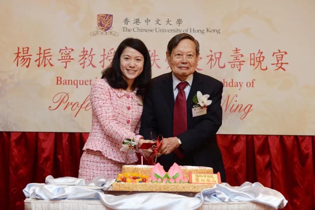 杨振宁对翁帆改嫁的事情怎么看呢,翁帆嫁给大自己54岁的杨振宁原因