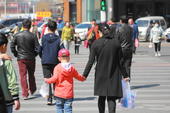 带小孩过马路的正确方法,父母带孩子过马路视频